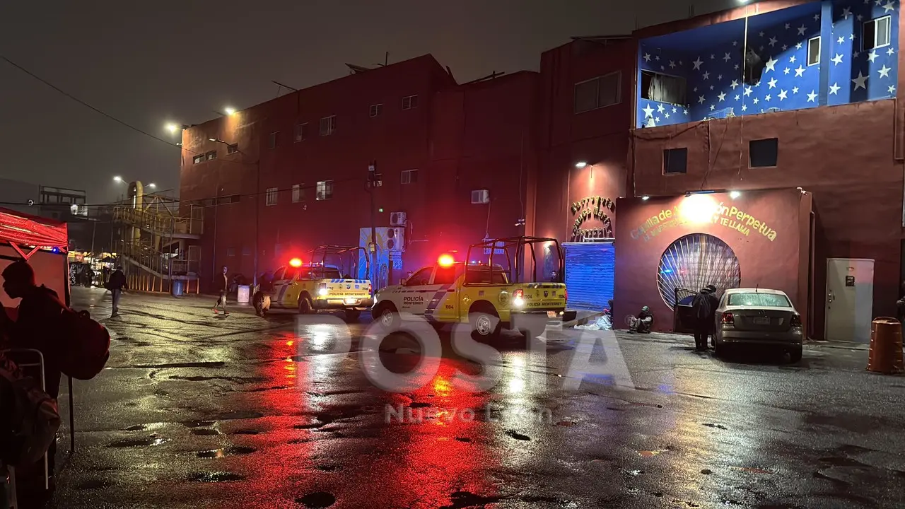 Elementos de la Policía de Monterrey afuera de donde ocurrió la balacera. Foto: POSTA MX.