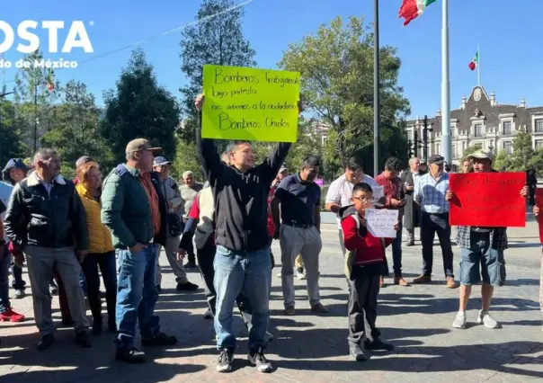Bomberos de Toluca protestan por recortes en aguinaldo (VIDEO)