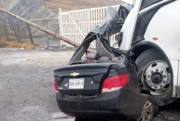 Momento en que la unidad de transporte de personal impacto contra el vehículo en García. Foto: Protección Civil de Nuevo León.