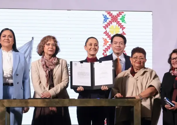 Claudia Sheinbaum firma decreto con la Universidad Rosario Castellanos