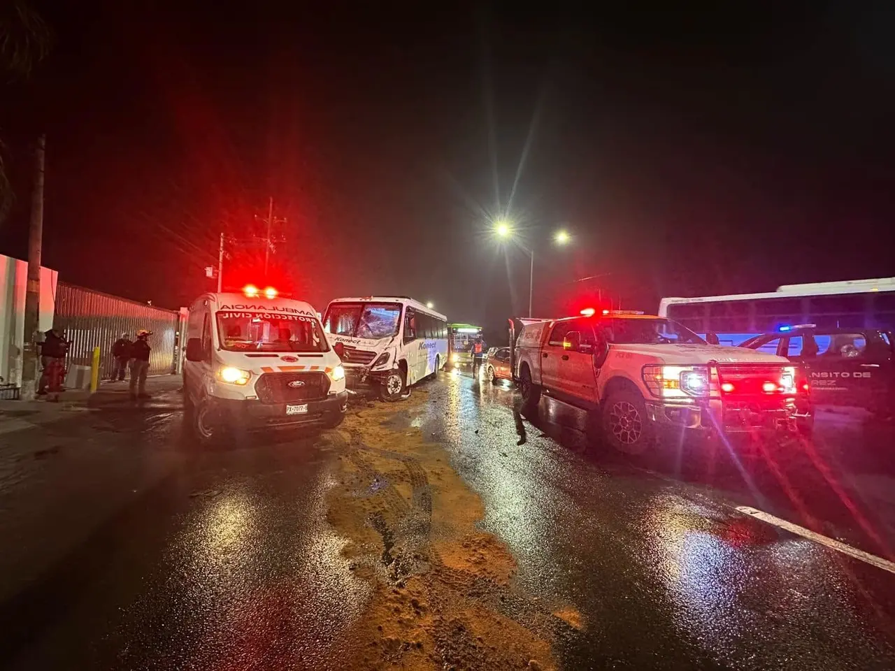 Elementos de Protección Civil en la zona del accidente vial. Foto: Protección Civil de Nuevo León.