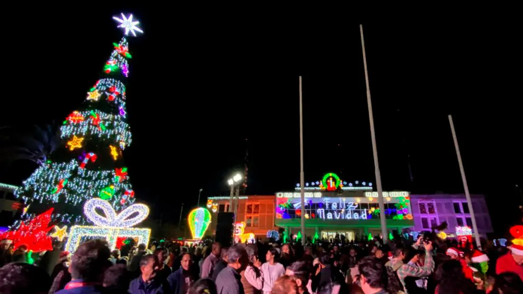 Arranca la magia navideña en BCS: Encienden luces en la Explanada del Palacio de Gobierno (FOTOS)