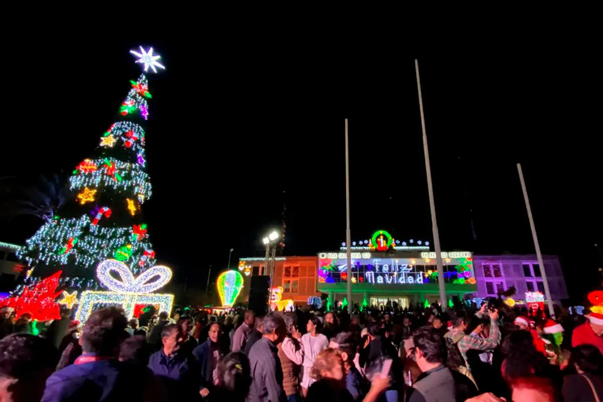 Tradicional evento de encendido de luces navideñas en la explanada de gobierno. Fotos: Alberto Cota.