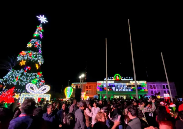 Arranca la magia navideña en BCS: Encienden luces en la Explanada del Palacio de Gobierno (FOTOS)