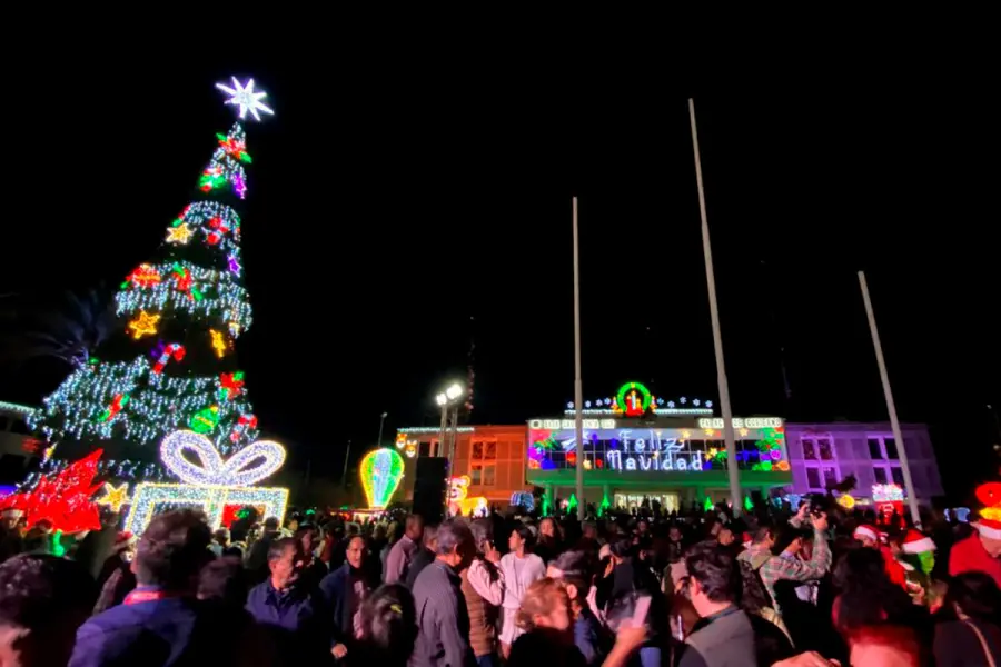 Arranca la magia navideña en BCS: Encienden luces en la Explanada del Palacio de Gobierno (FOTOS)