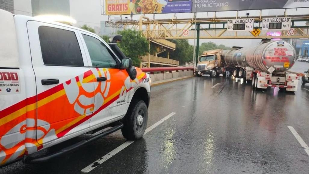 Tráiler obstruye tres carriles en Morones Prieto; conoce las vías alternas