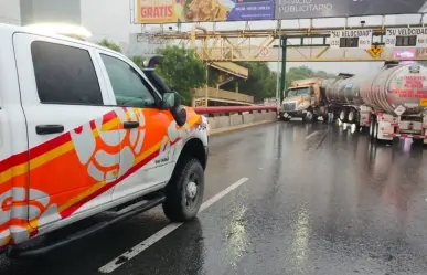 Tráiler obstruye tres carriles en Morones Prieto; conoce las vías alternas