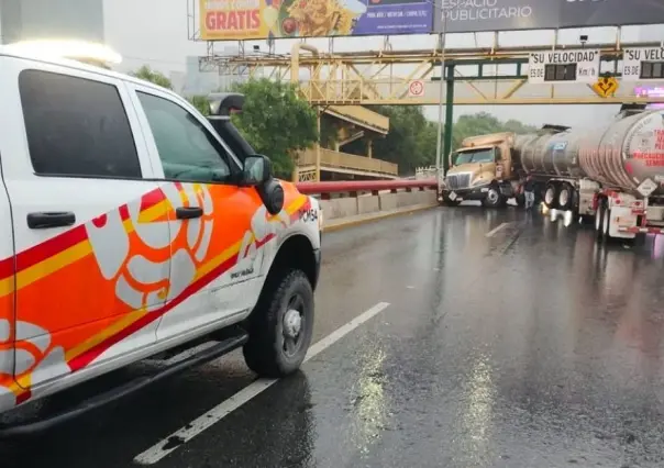 Tráiler obstruye tres carriles en Morones Prieto; conoce las vías alternas