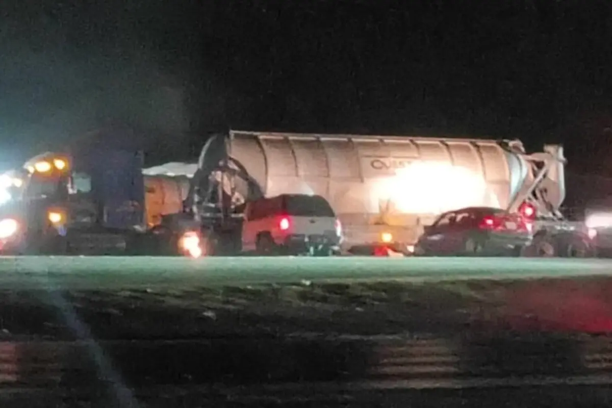 Choque de tráiler y dos vehículos en Galeana. Foto: Protección Civil Nuevo León