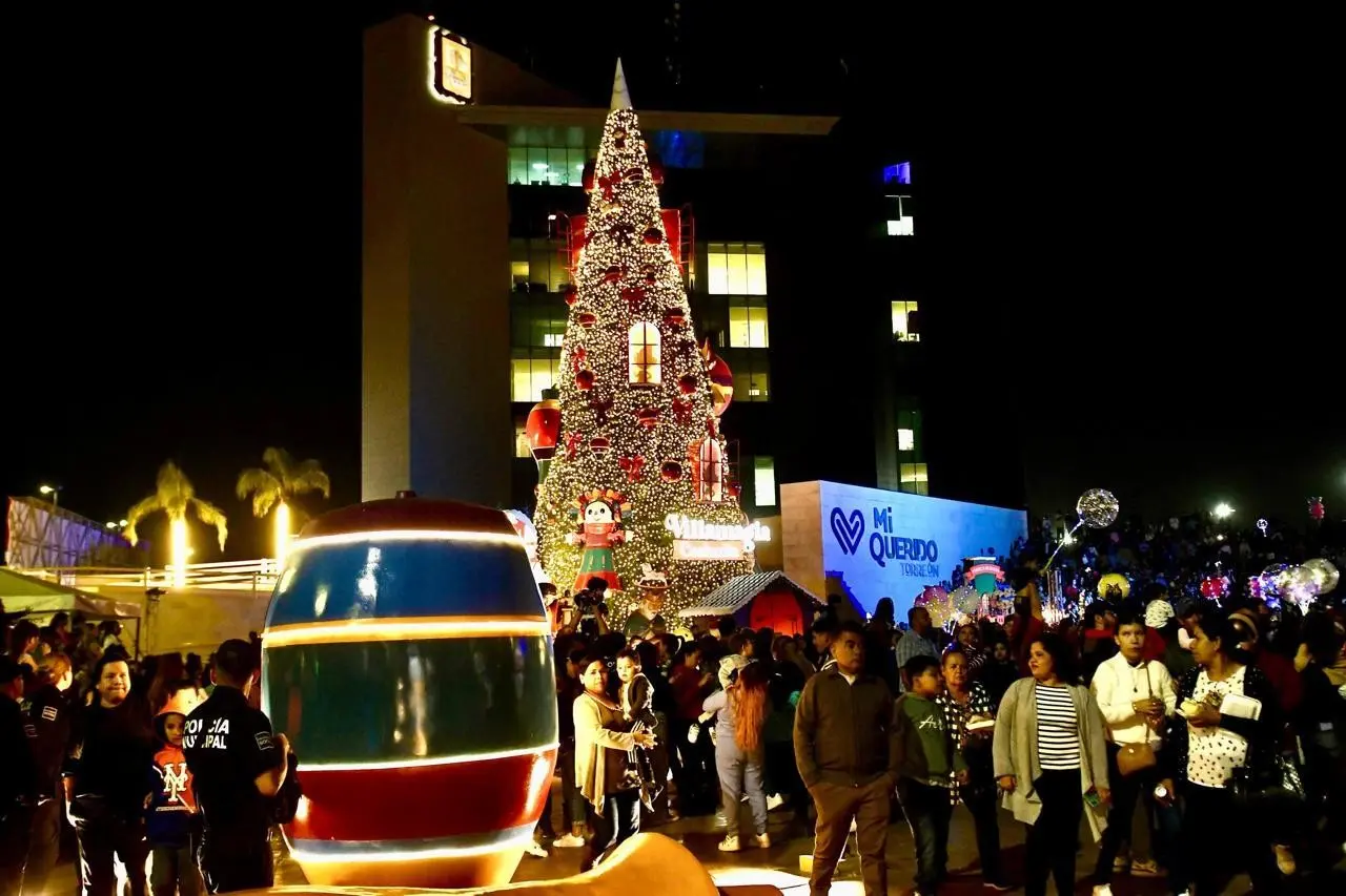 Este domingo 1 de diciembre se realizó el encendido del pino navideño en la Plaza Mayor de Torreón. (Fotografía: Gobierno de Torreón)