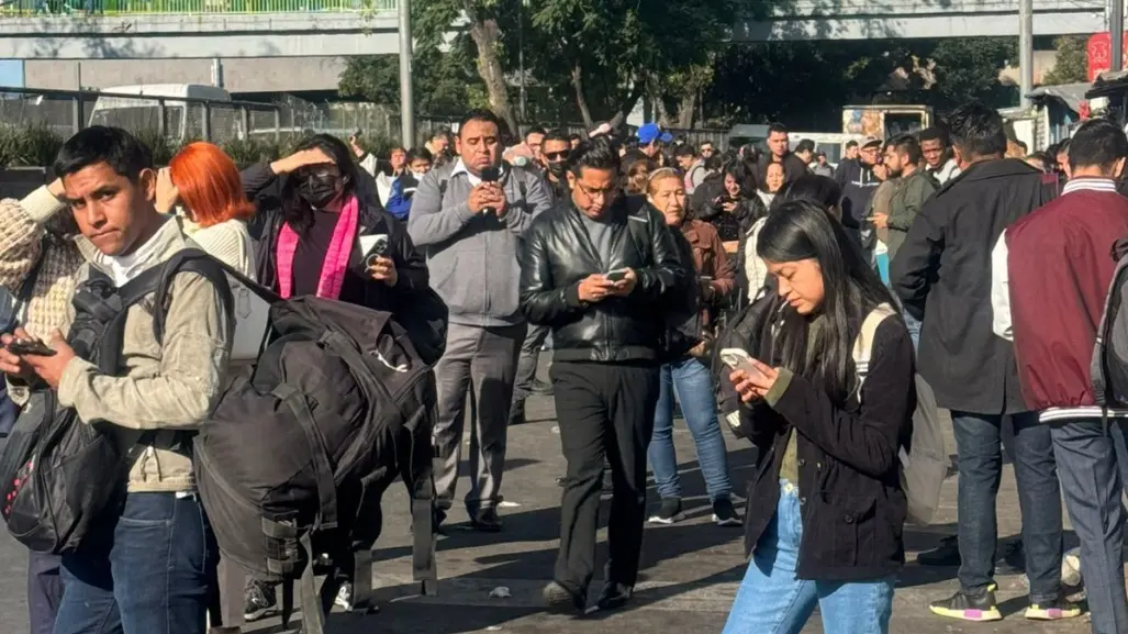 Falla en la línea 2 del STC Metro, deja a cientos de usuarios varados