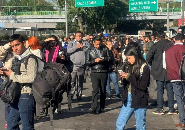 Falla en la línea 2 del STC Metro, deja a cientos de usuarios varados