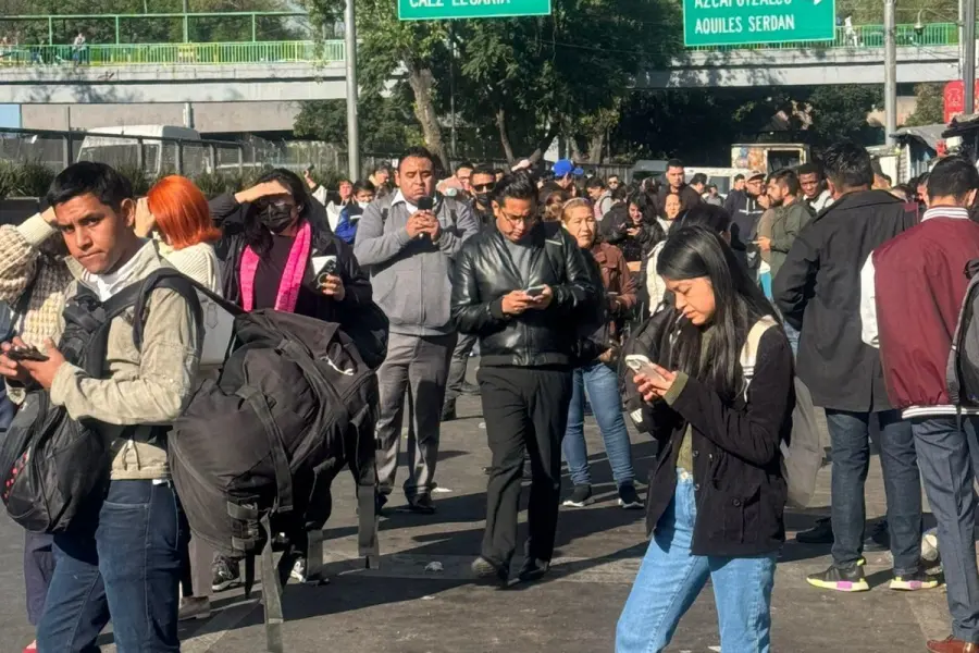 Falla en la línea 2 del STC Metro, deja a cientos de usuarios varados