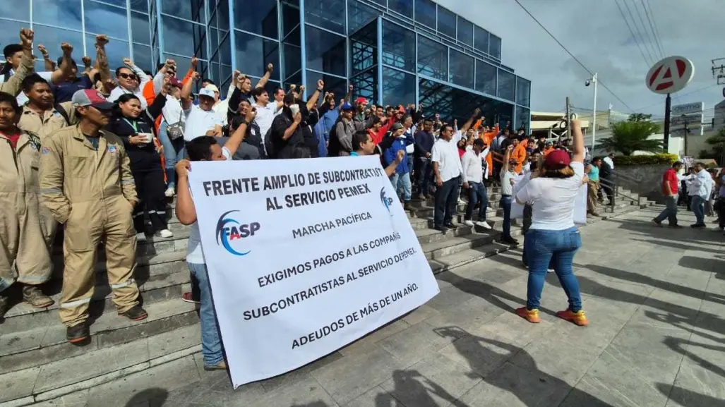 Trabajadores de empresas contratistas protestan en Villahermosa por adeudos de Pemex