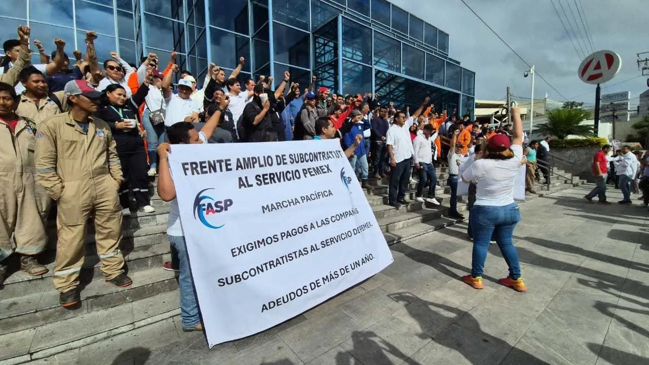 Empresas contratistas protestan en Villahermosa por adeudos de Pemex. | Foto: Armando de la Rosa.