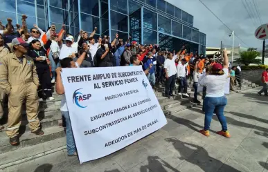 Trabajadores de empresas contratistas protestan en Villahermosa por adeudos de Pemex