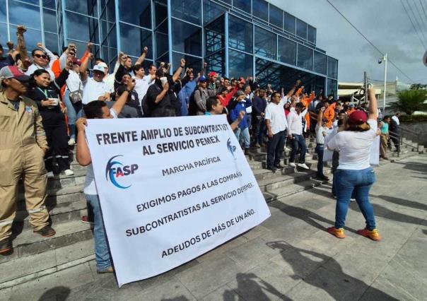 Trabajadores de empresas contratistas protestan en Villahermosa por adeudos de Pemex