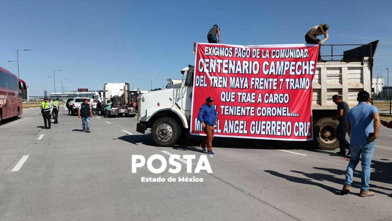 Después de dos horas de bloqueo, los transportistas liberaron la vialidad, aunque no retiraron sus unidades de uno e los carriles y siguió obstruido. Foto: Fernando Cruz