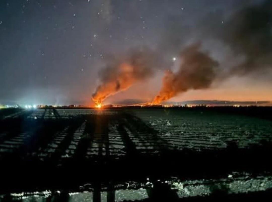 Momento de la explosión del auto en Sinaloa. Foto: X @OSWALDORIOSM