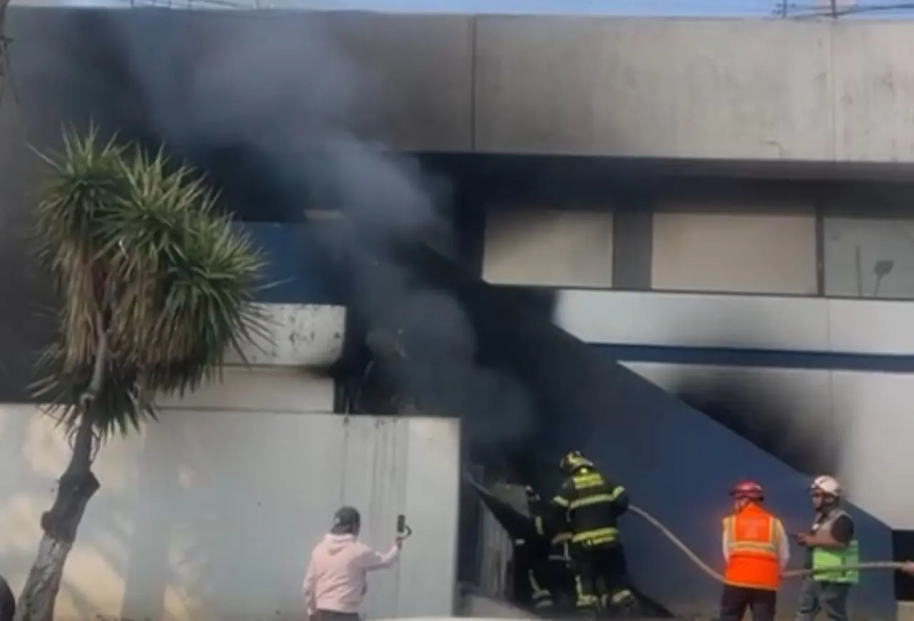 Incendio en Fiscalía General de Justicia (FGJ) en la alcaldía Gustavo A. Madero. Foto: Ramón Ramírez
