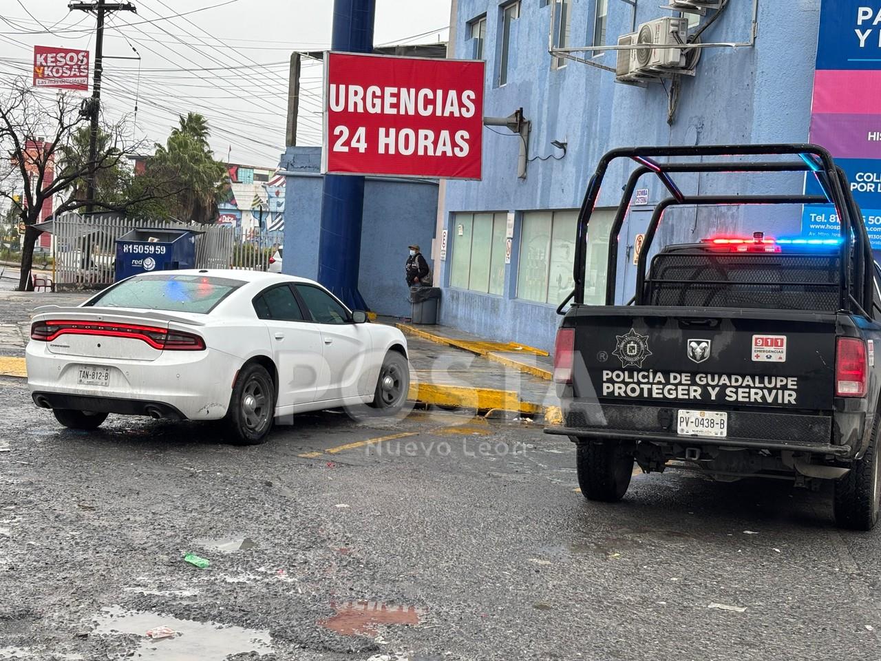 Elementos de Fuerza Civil y de la Agencia Estatal de Investigaciones en el hospital donde fue llevada la víctima. Foto: POSTA MX.