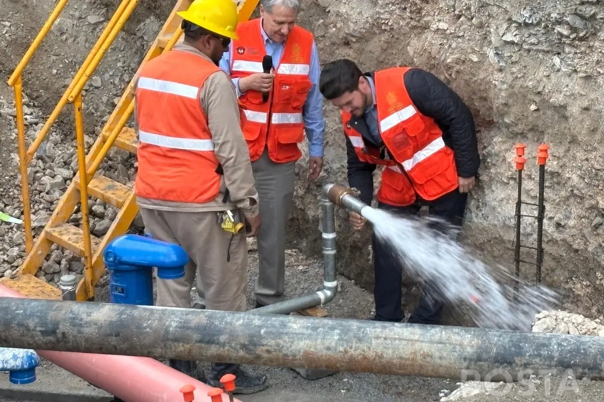 El Gobernador de Nuevo León, Samuel García, en el área de reparación de tuberías. Foto: Diego Beltrán