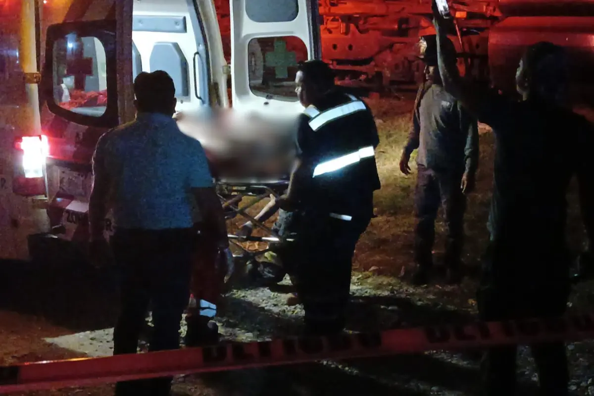 El hombre fue llevado al hospital, donde se debate entre la vida y la muerte. Foto: Axel Hassel