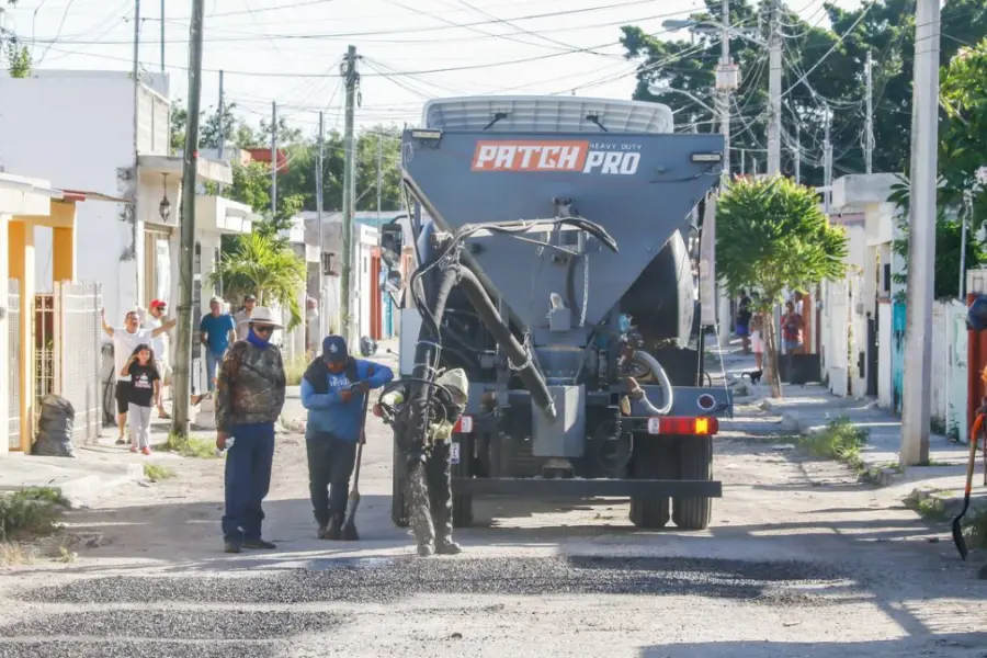 Reparan los baches en Mérida con maquinaria de última generación