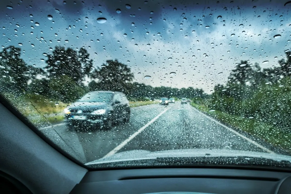 Imagen ilustrativa de un vehículo en lluvia. Foto: Canva