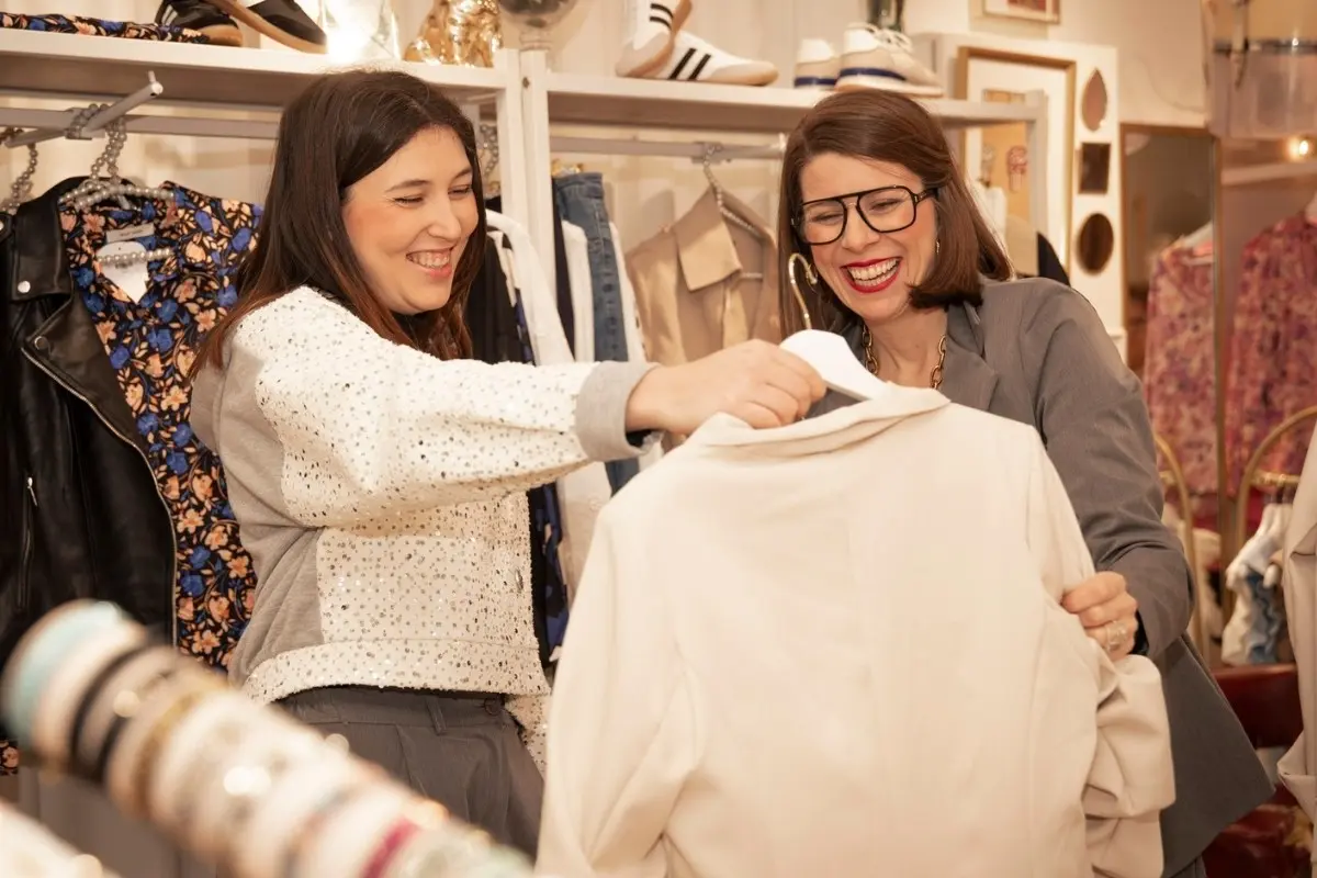 Dos mujeres en una tienda departamental. Foto: Canva