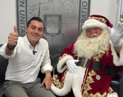 El alcalde del municipio de García, Nuevo León, mediante un video de Facebook recibió la visita de Santa Claus. Foto: Manuel Guerra Cavazos.