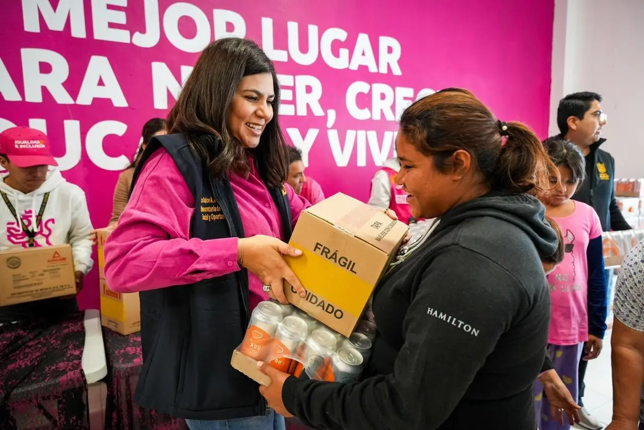 Entrega de latas de agua purificada. Foto: Secretaría de Igualdad e Inclusión de Nuevo León