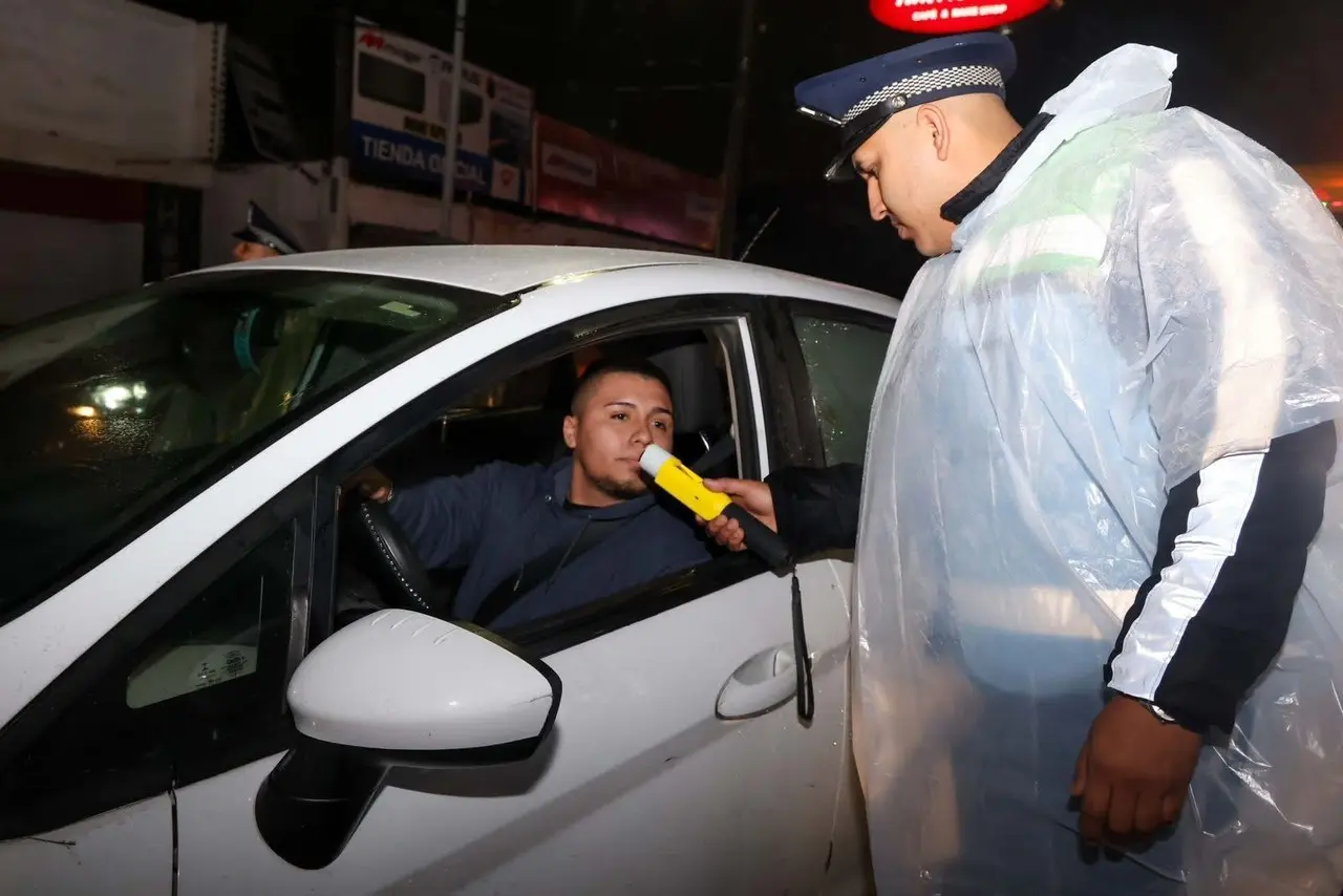 Elemento de la Policía de San Nicolás en un operativo de antialcohol con un ciudadano. Foto: Gobierno de San Nicolás de los Garza.