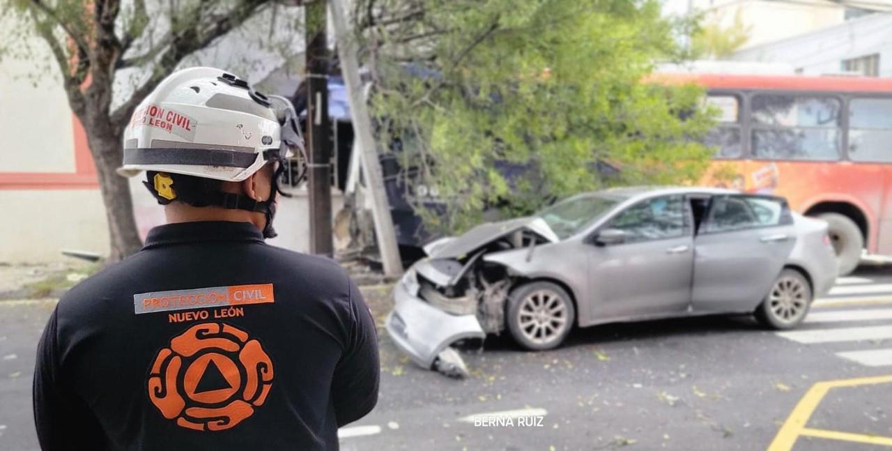 Elemento de Protección Civil en la zona afectada por el choque. Foto: Protección Civil de Nuevo León.