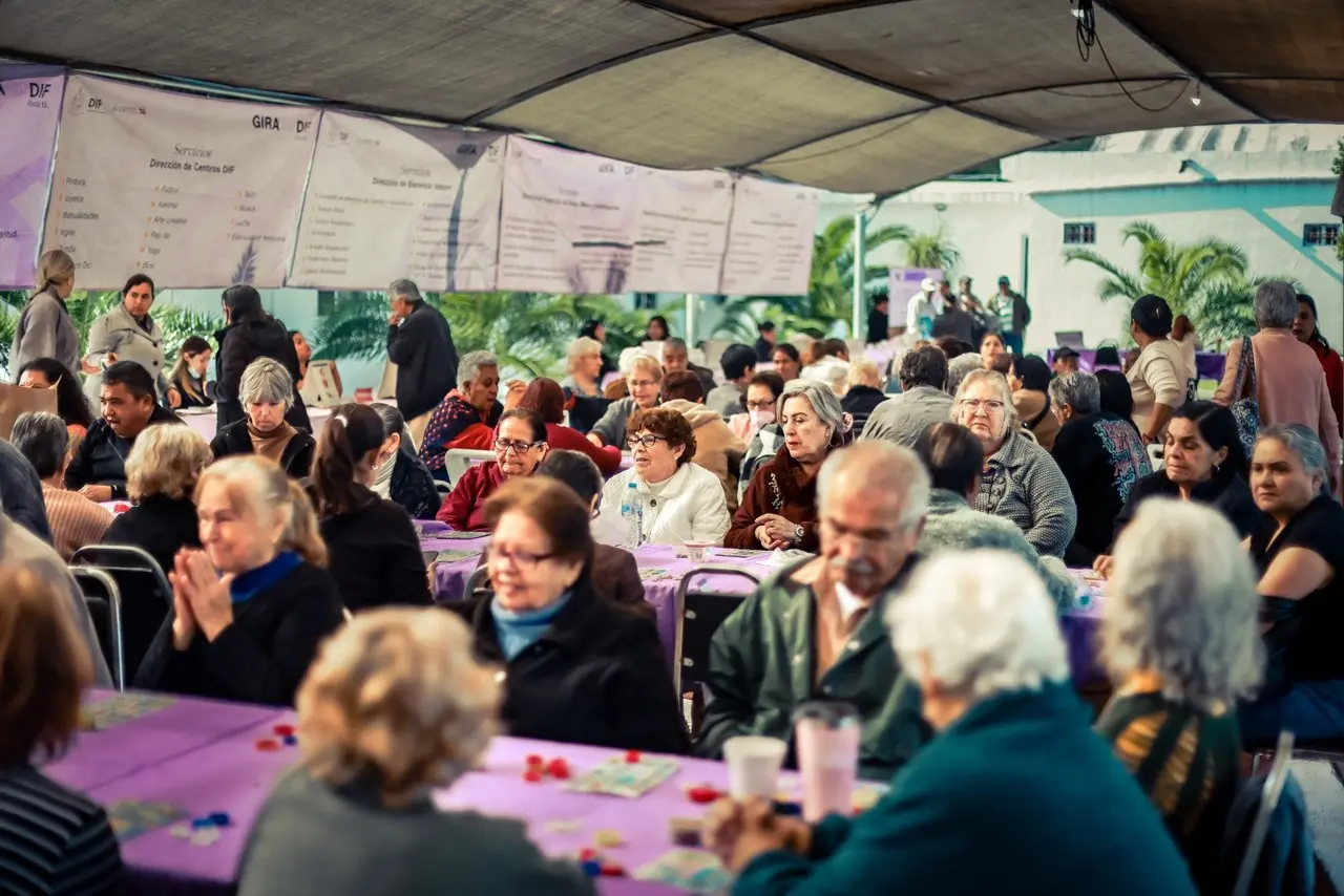 Un grupo de adultos mayores conviviendo en una de las brigadas. Foto: Gobierno de Santiago, Nuevo León.