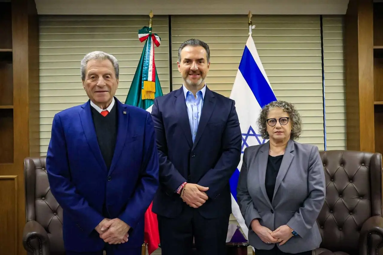 El alcalde de Monterrey, Adrián de la Garza y la embajadora de Israel en México, Einat Kranz Neiger. Foto: Armando Galicia