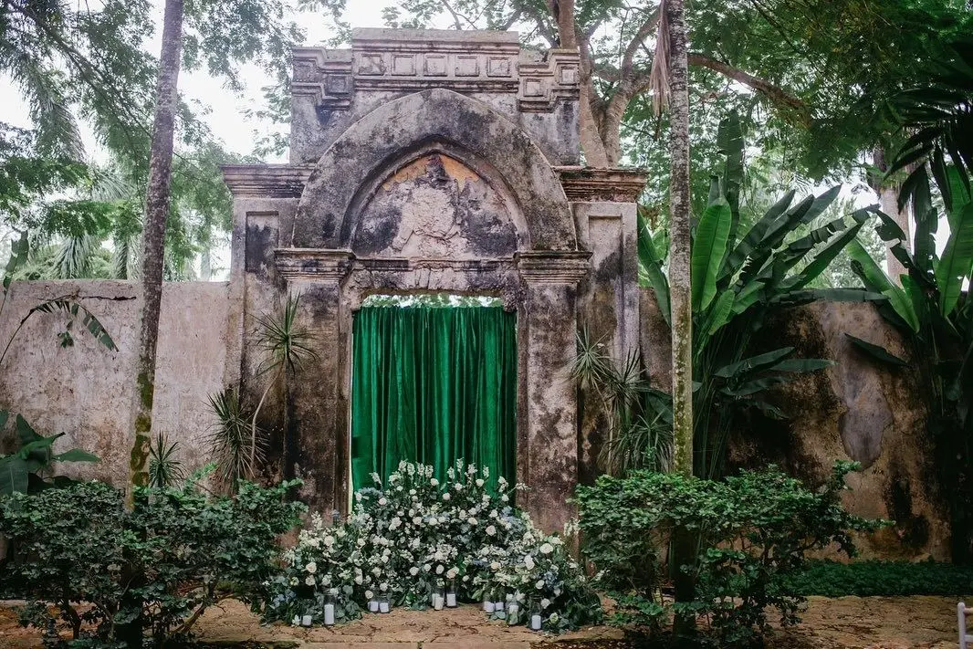 Esta hacienda será el marco perfecto para la boda de Alonso Aznar y Renata Collado. Foto: @HaciendaSacChich