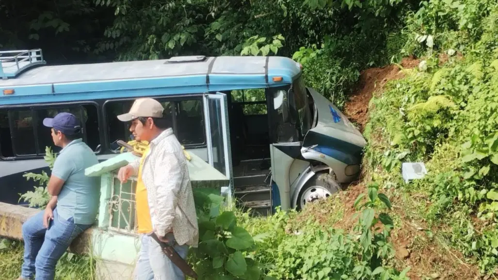 Camión de pasajeros vuelca en Xico, Veracruz; hay 20 heridos