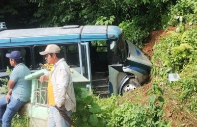 Camión de pasajeros vuelca en Xico, Veracruz; hay 20 heridos