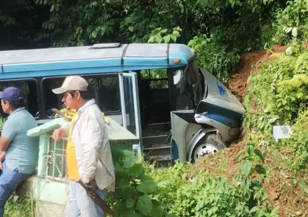 Camión de pasajeros vuelca en Xico, Veracruz; hay 20 heridos