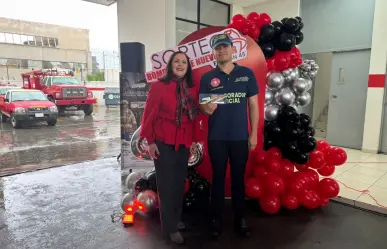 Bomberos de Nuevo León premian a ganadores del sorteo 44