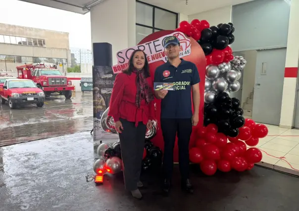 Bomberos de Nuevo León premian a ganadores del sorteo 44