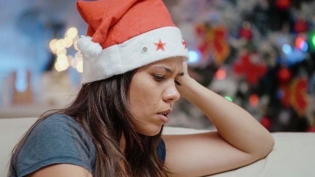 Imagen ilustrativa sobre una persona triste en Navidad. Foto: Freepik.