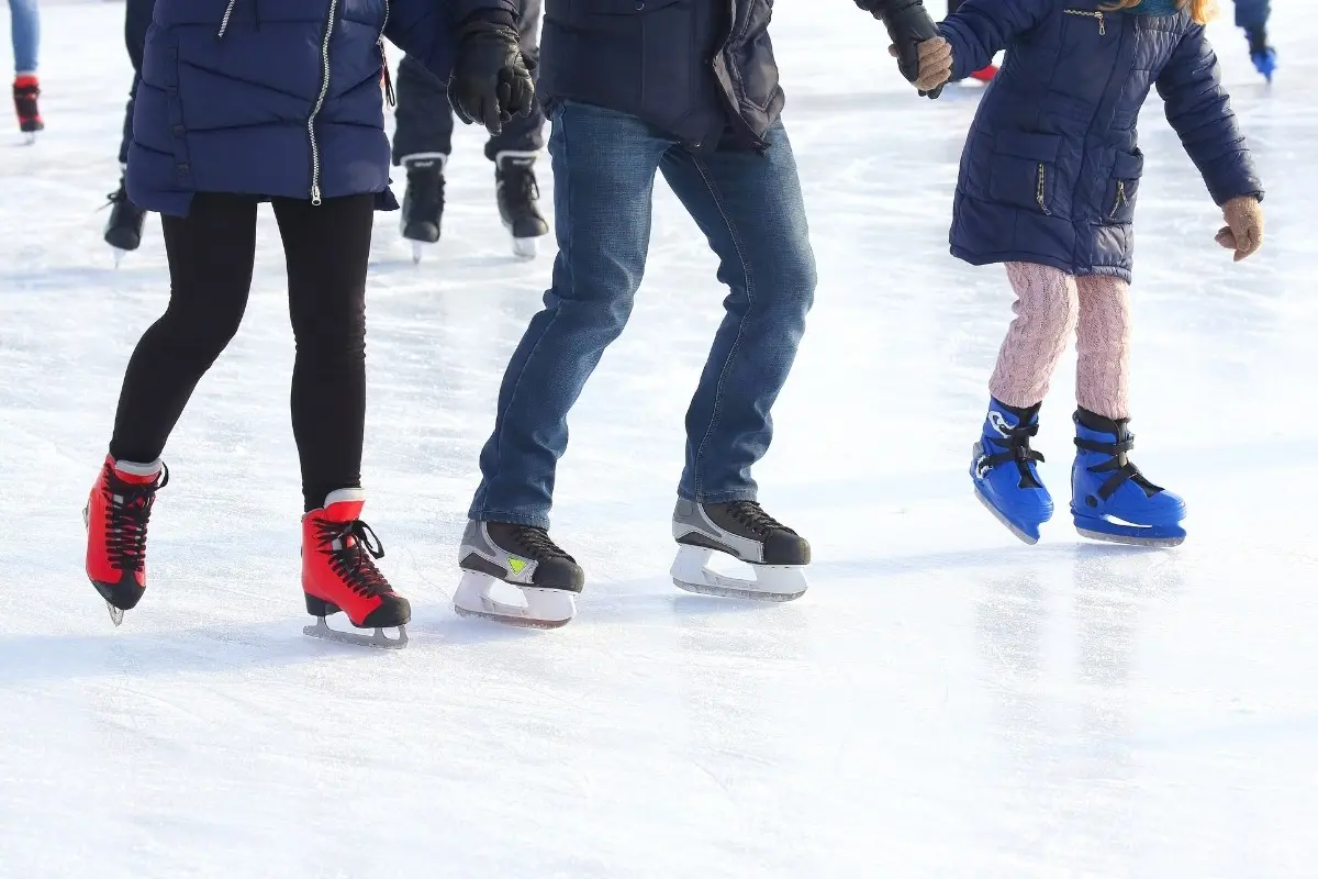 Personas en pista de hielo. Foto: Canva