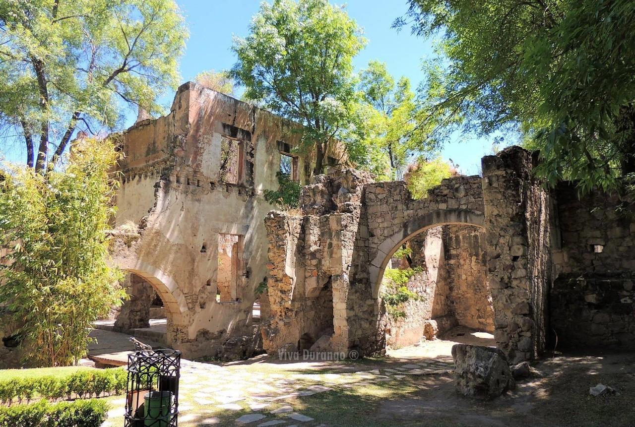 La naturaleza fue haciendo lo suyo sobre estos lugares abandonados donde ahora te puedes tomar unas fotografías increíbles. Foto: Viva Durango, en Facebook.