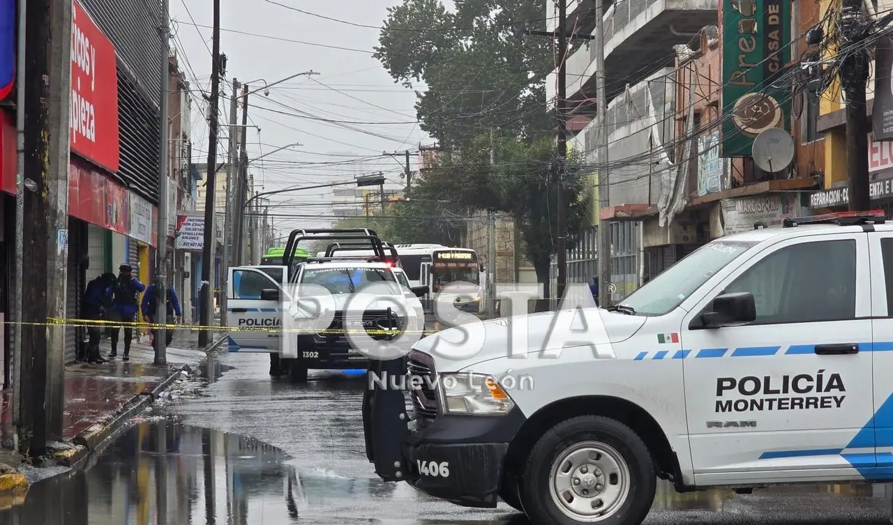 Policías de Monterrey en la zona donde ocurrió la balacera. Foto: POSTA MX.