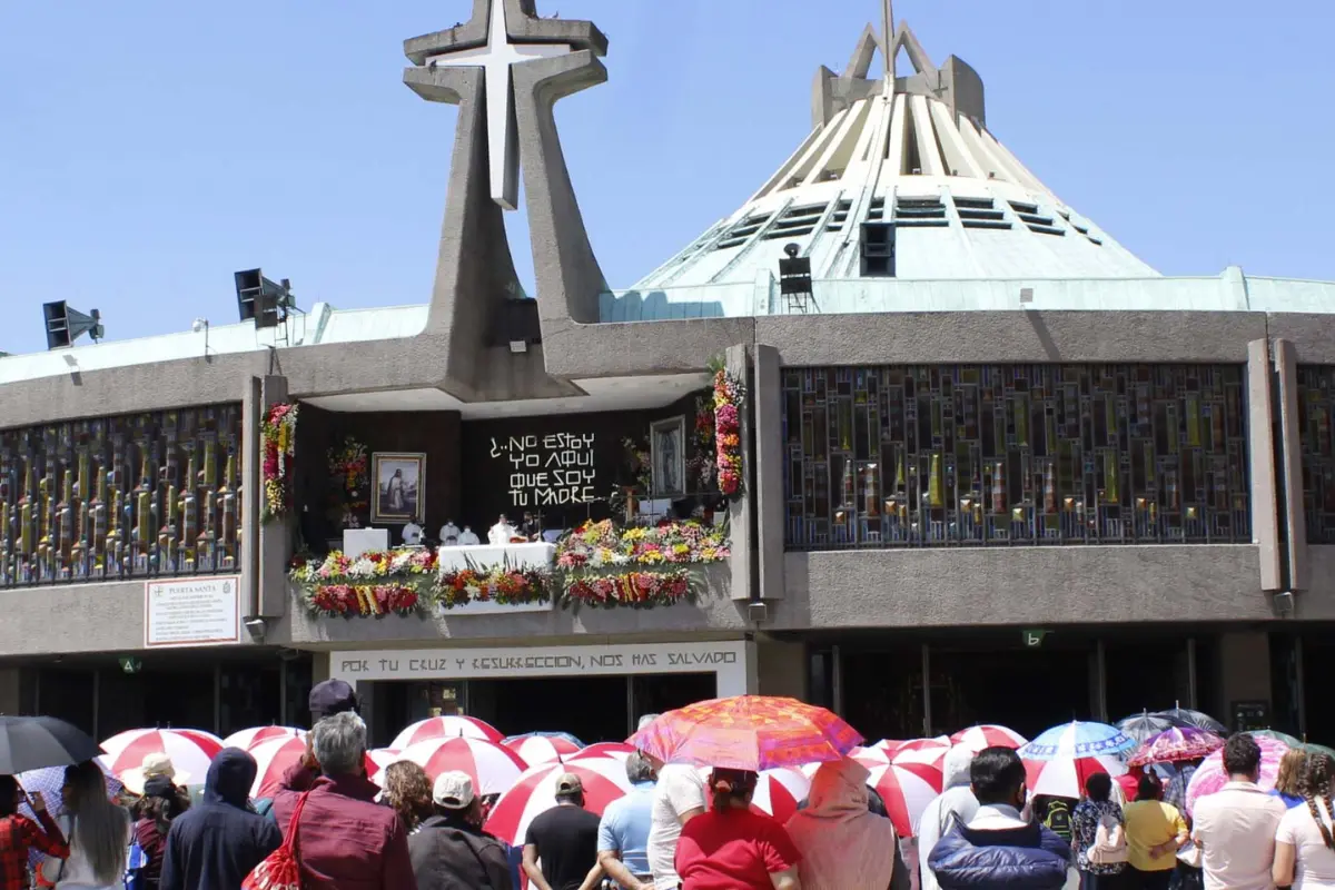 La Basílica de Guadalupe con sus asistentes. Foto: Mexico City