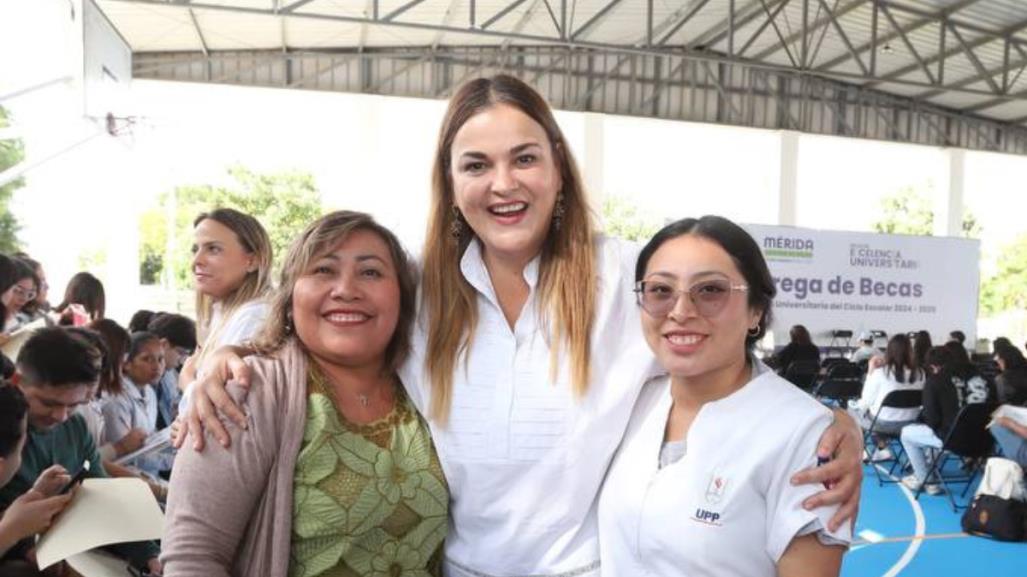 Alcaldesa de Mérida entrega becas económicas a casi 600 estudiantes universitarios