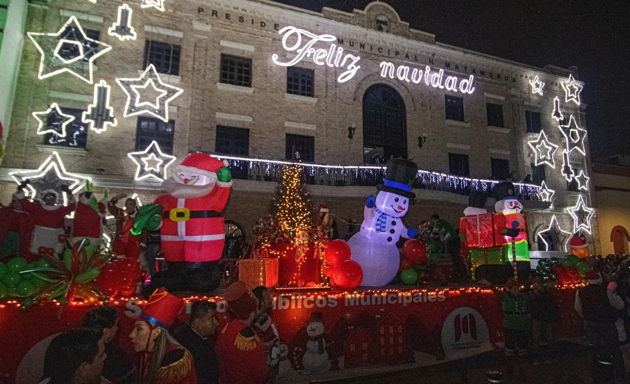 Luego de ser reprogramado por las lluvias, este sábado en Matamoros se llevó a cabo el encendido del pino y el desfile navideño 2024 encabezado por el alcalde Alberto Granados Fávila. Foto: Redes sociales