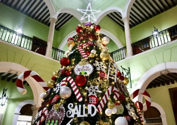 Gobernador de Yucatán enciende el tradicional Árbol de Navidad en Palacio de Gobierno